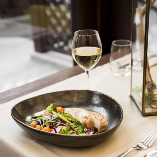 gourmet-meal-served-with-wine